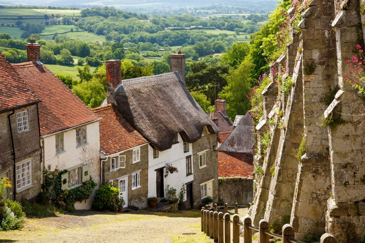 Shaftesbury Dorset England UK欧洲的Gold Hill鹅卵石街上风景如画的小屋的著名景色
