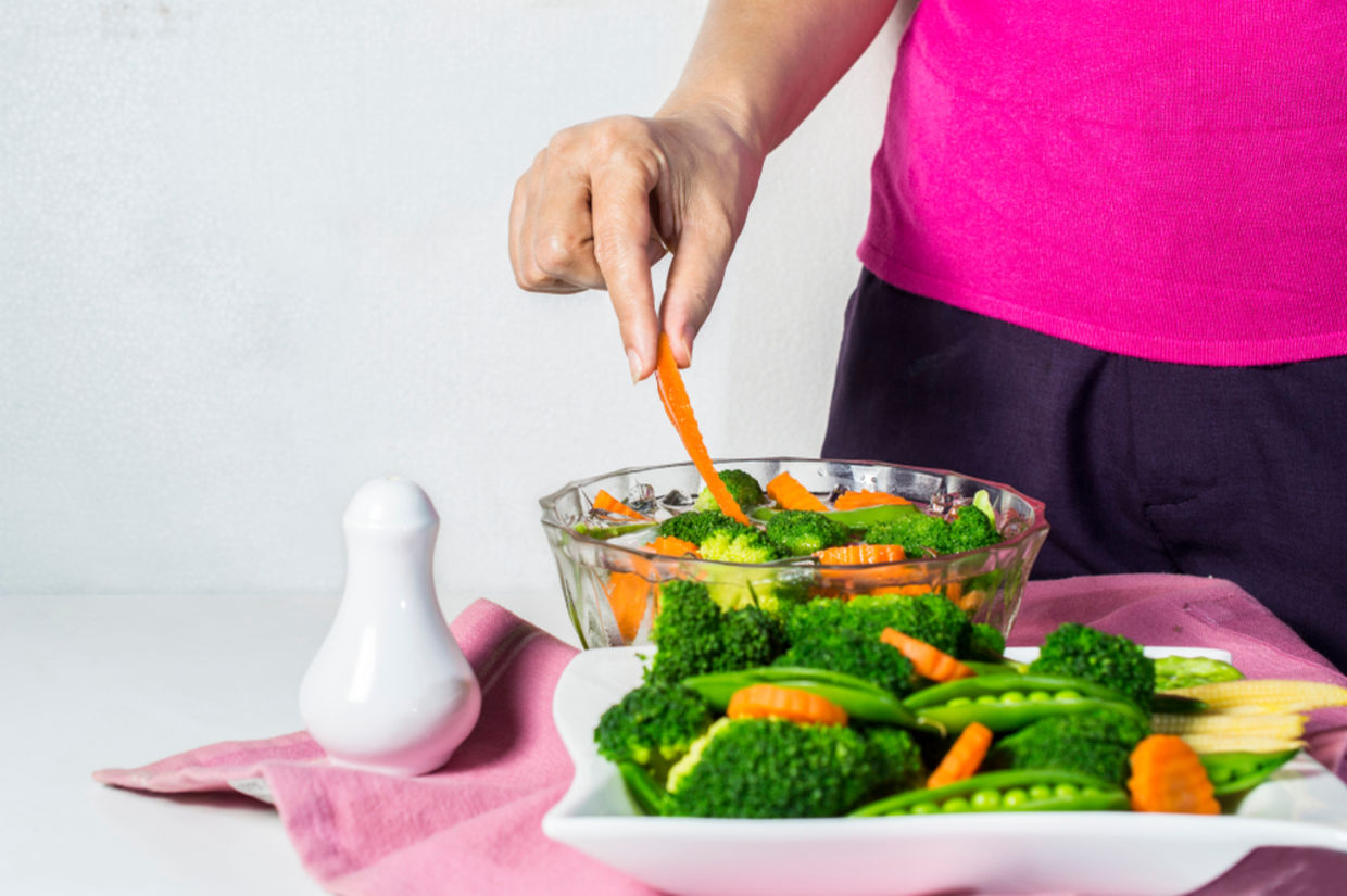 示范如何用盐水洗蔬菜