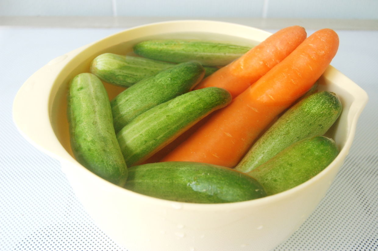示范如何用小苏打洗蔬菜