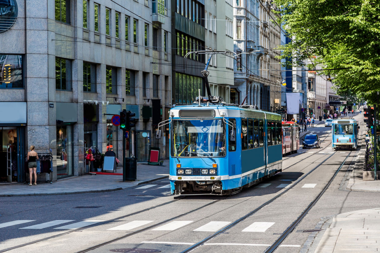 挪威奥斯陆的现代蓝色电车