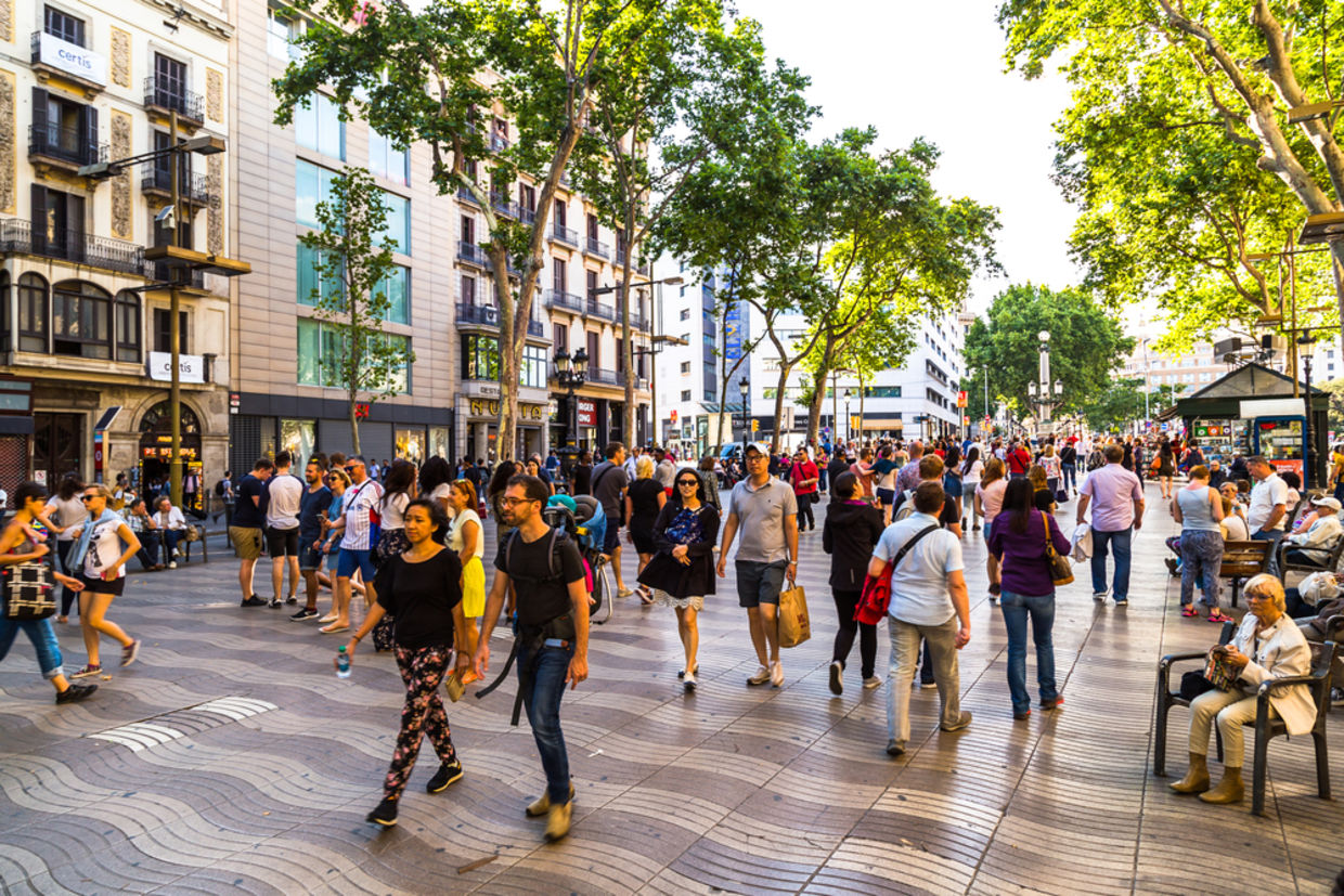 来自世界各地的数百名游客在巴塞罗那的街道上参观和漫步
