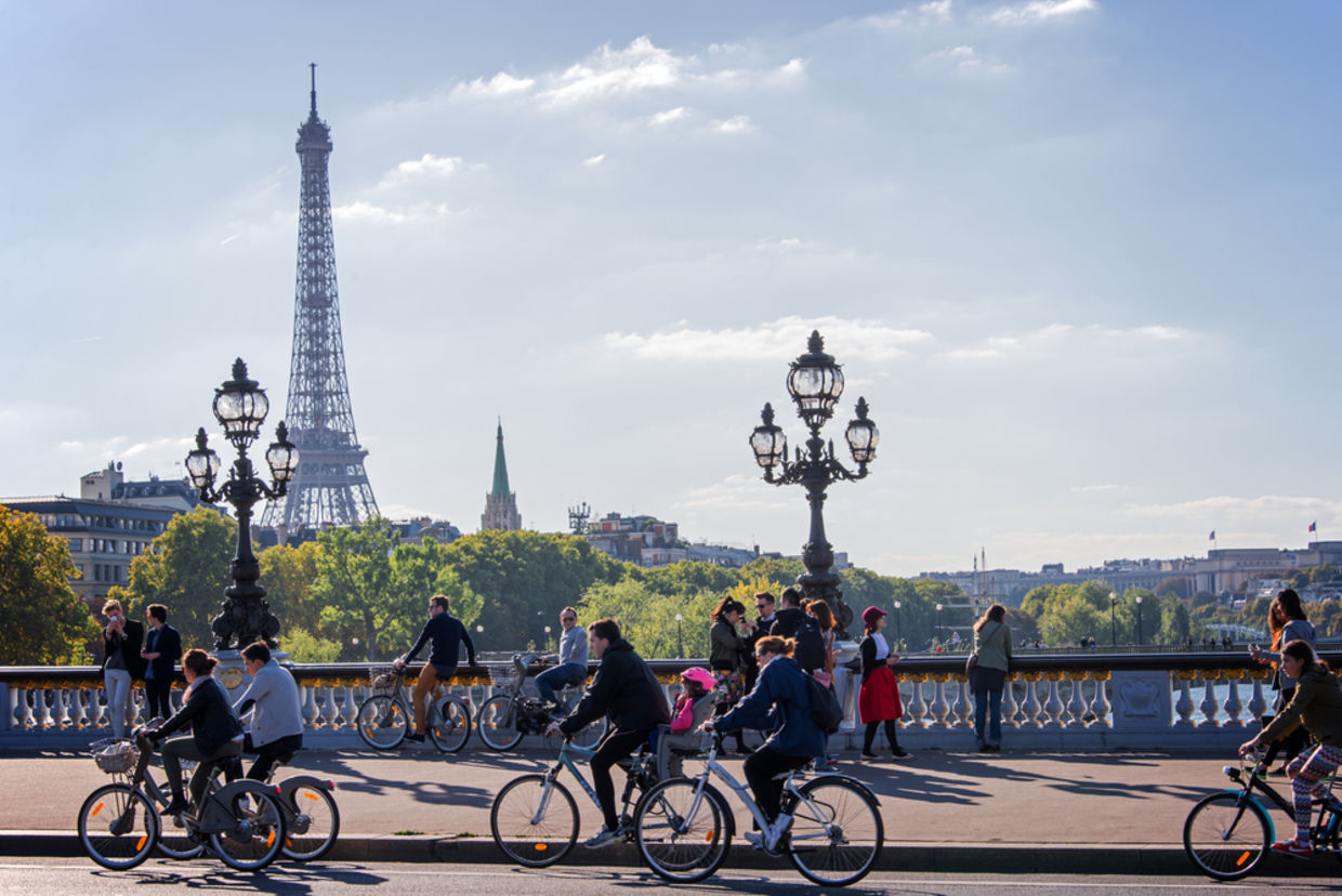 2015年9月27日，法国巴黎，骑自行车的人和行人在亚历山大三世大桥上享受无车日