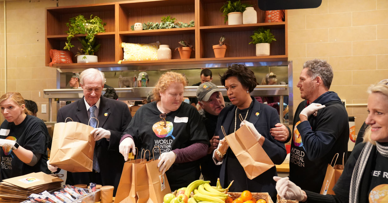 华盛顿特区市长穆里尔·鲍瑟（Muriel Bowser）在厨师长何塞·安德烈（JoséAndrés World Central Kitchen）为受政府关门影响的工人服务