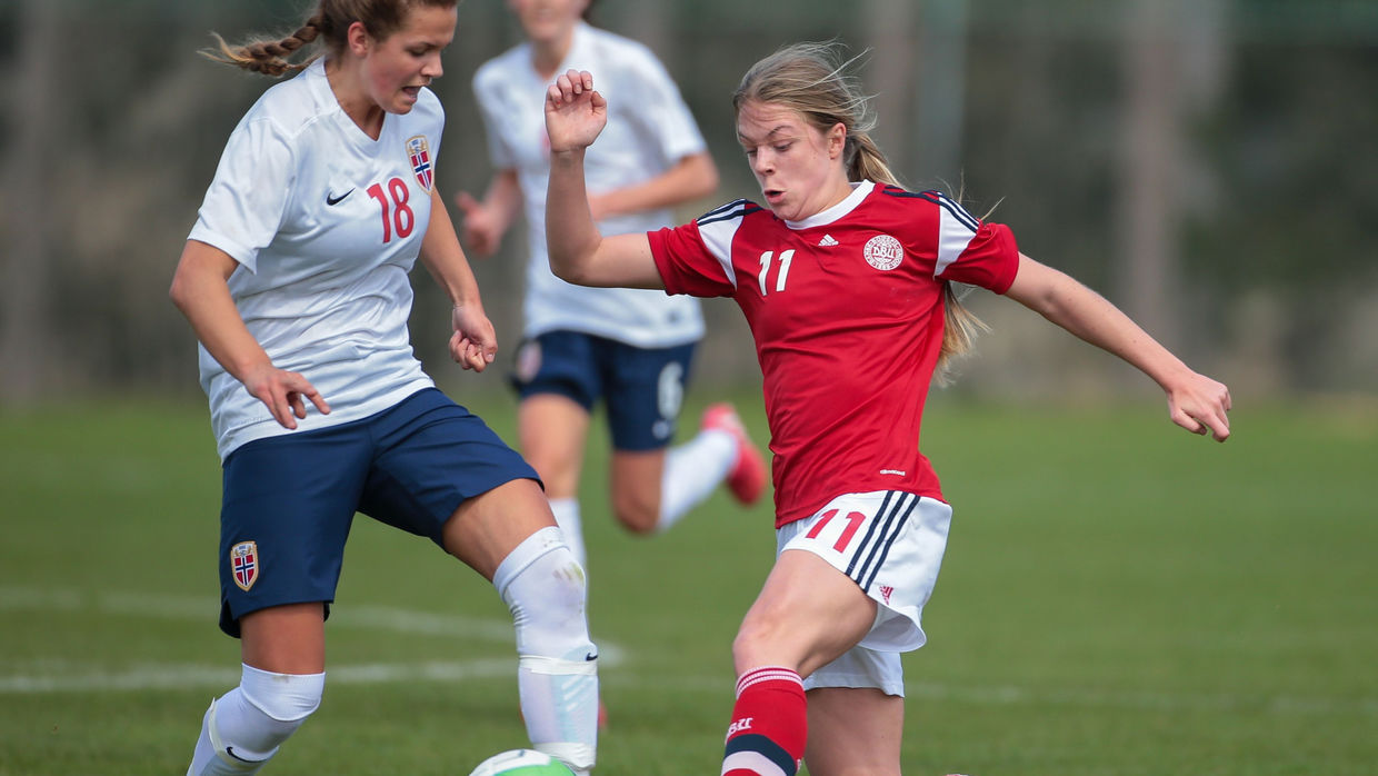 安德里亚Norheim(# 18挪威)和Freja Kjaersig Sunesen(# 11丹麦)争取球在欧足联女子参加U17资格赛