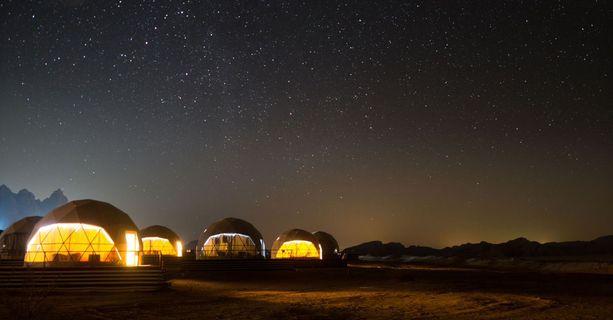 约旦瓦迪拉姆沙漠火星圆顶帐篷上方的星星