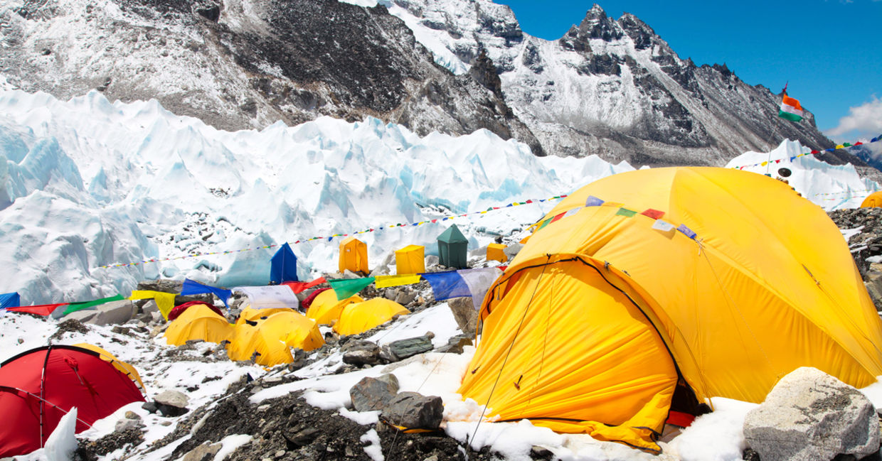 珠穆朗玛峰大本营的亮黄色帐篷，昆布冰川和山脉，萨加玛塔国家公园，徒步前往珠穆朗玛峰大本营