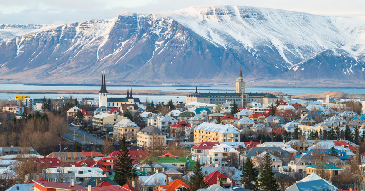 冰岛首都雷克雅未克冬末景色。
