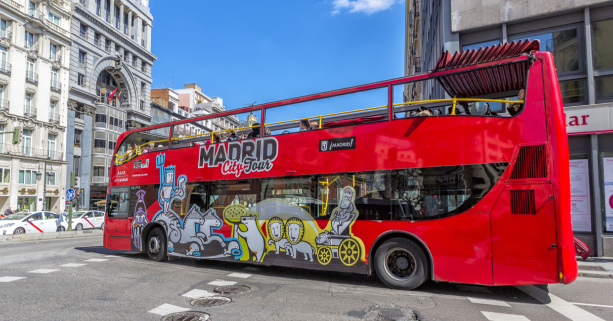 一个城市旅游巴士在马德里。
