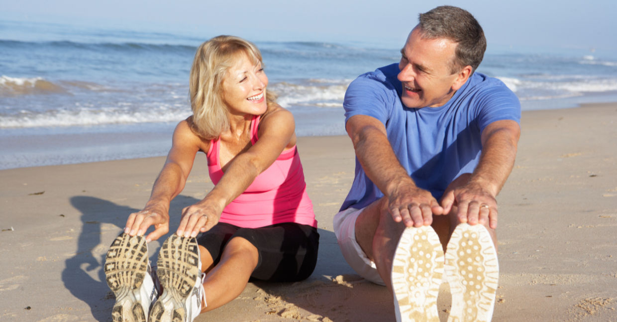 一对在海滩上伸展的夫妇可能会减少高血压。