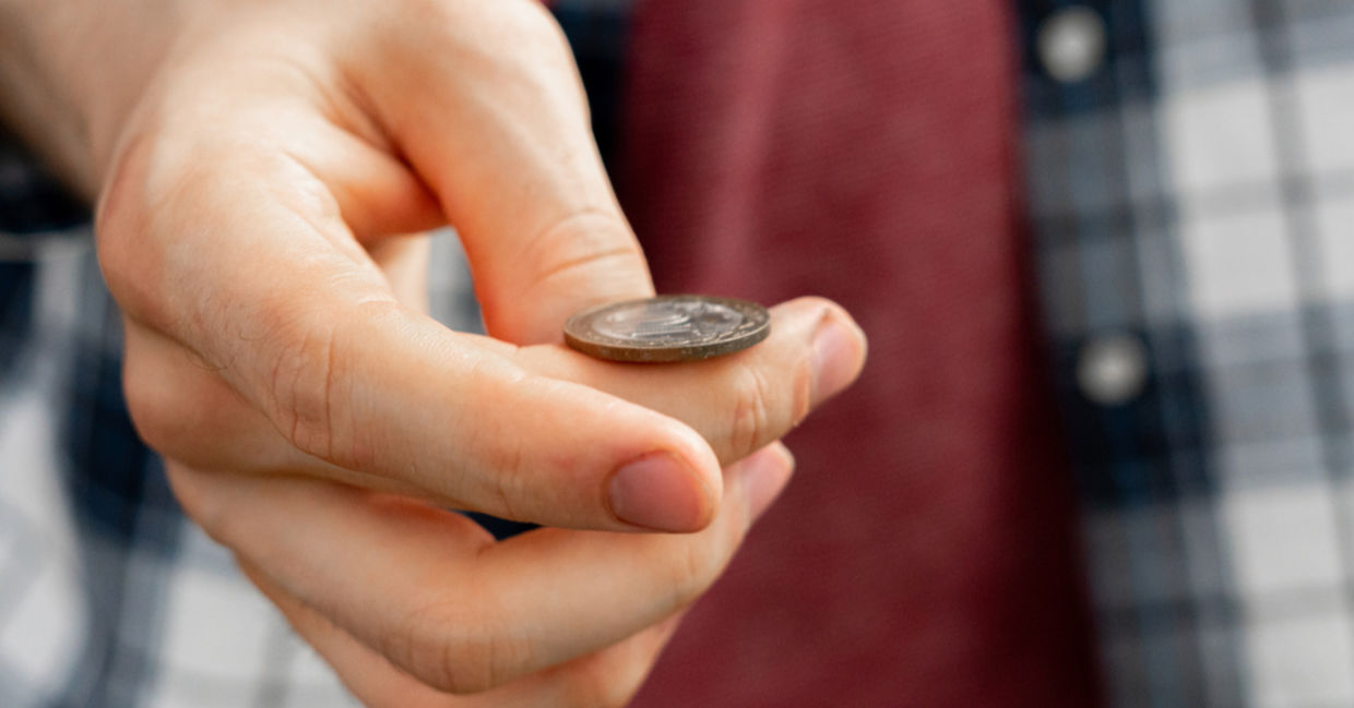 一个人掷硬币，用他的第六感连接起来。