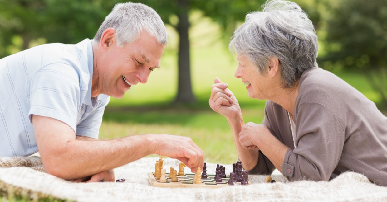 退休的夫妇下棋，大脑游戏。