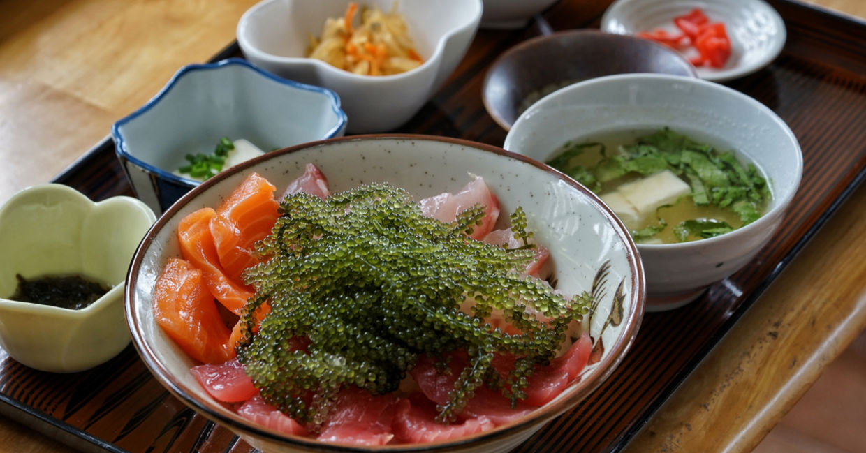 冲绳提供的健康的日本午餐。