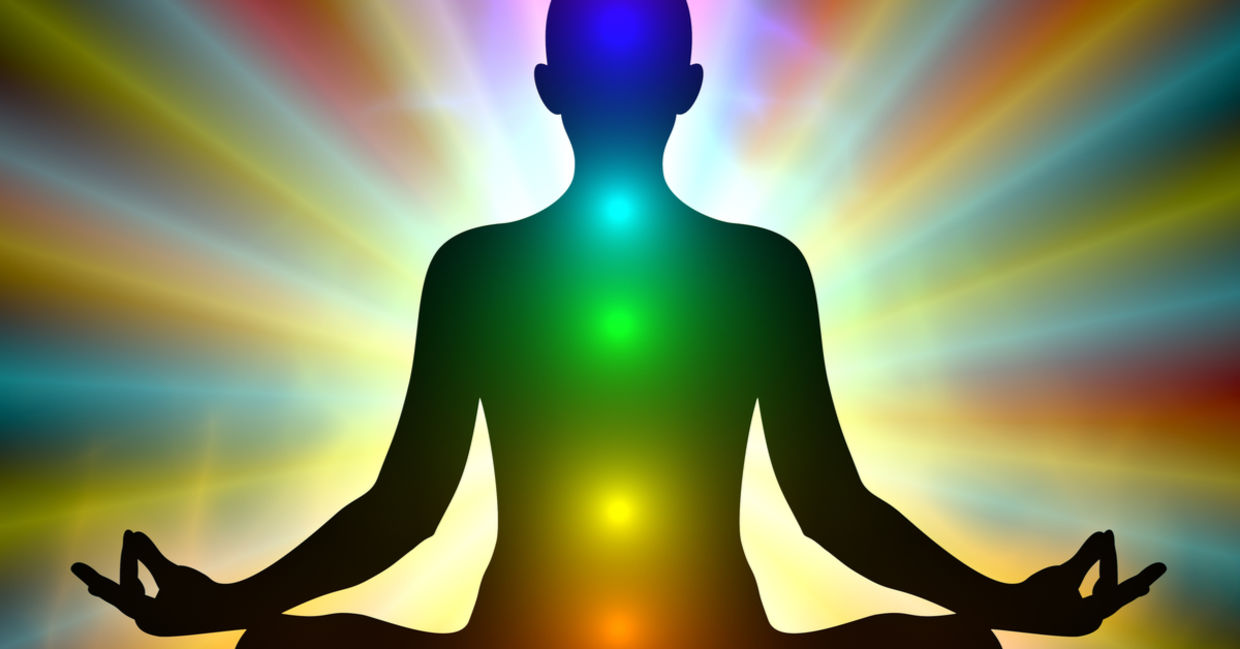 在一个正在冥想的男人身上的光环颜色和发光的脉轮。