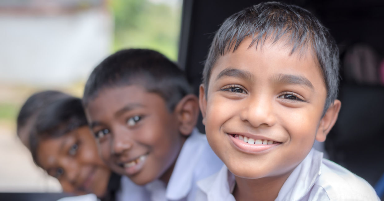 愉快，健康印度儿童微笑，当他们上学时微笑。