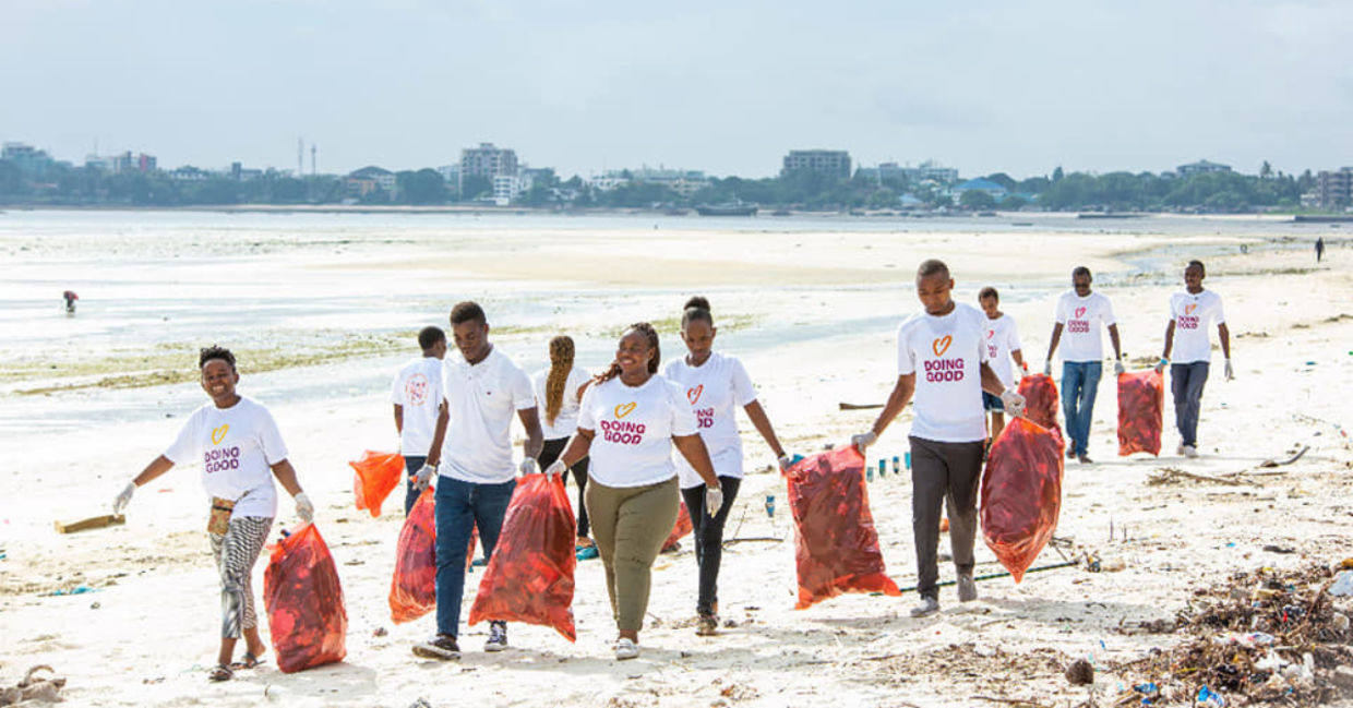 善行日坦桑尼亚参加了一次海滩清理活动