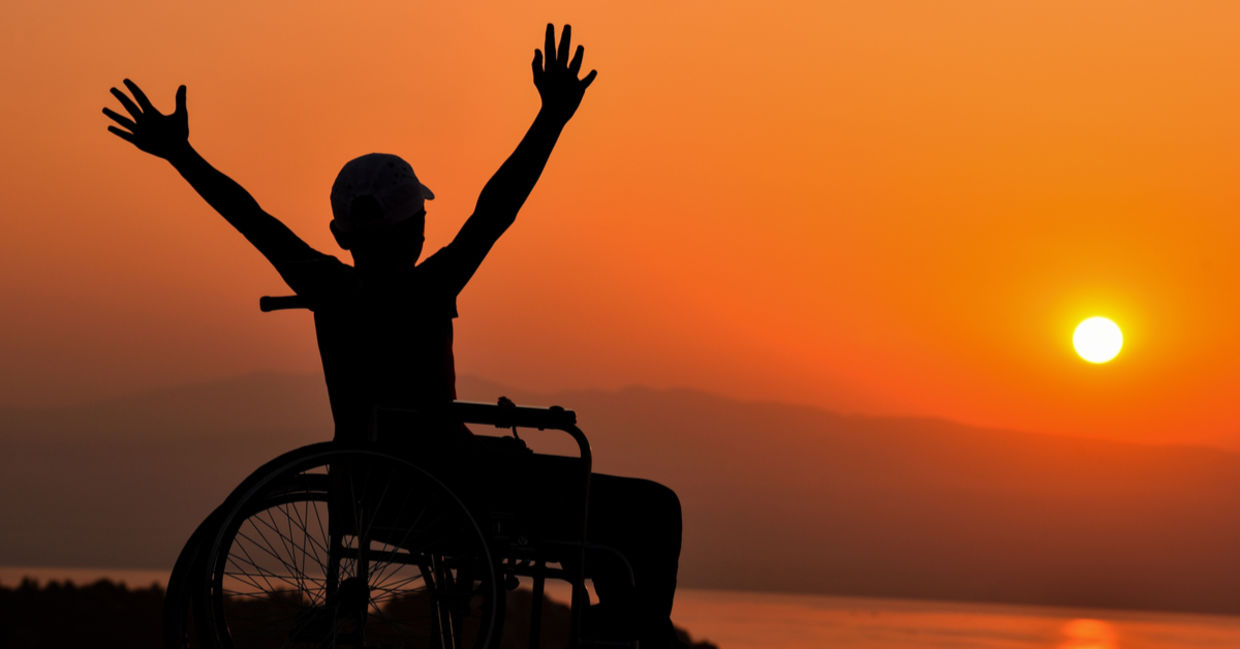 轮椅用户享受海边日落