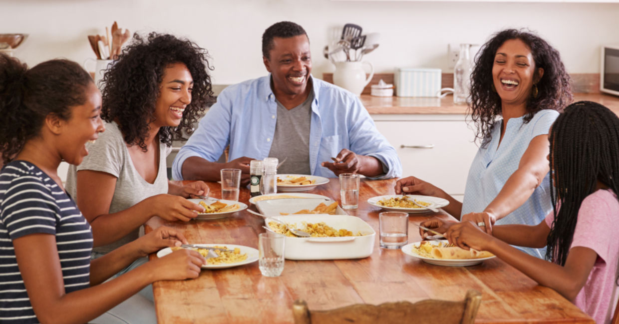 一家人一起吃饭有利于健康。