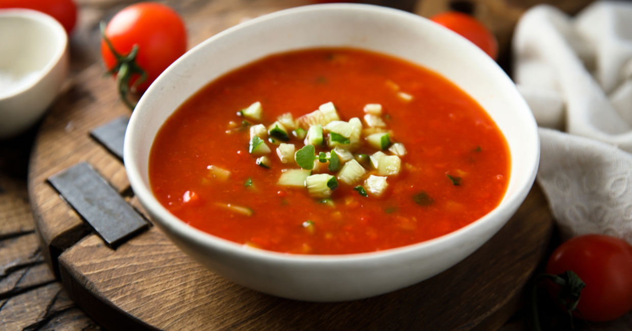 健康的西班牙凉菜汤恰到好处。