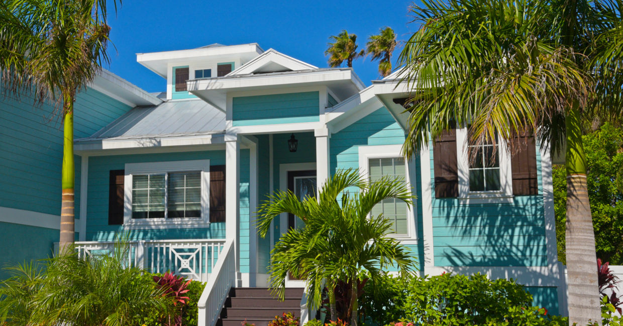 棕榈树是佛罗里达这所住宅景观的一部分。