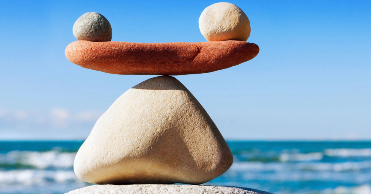 石头被小心地放在另一个上面，代表着清晰和平衡。