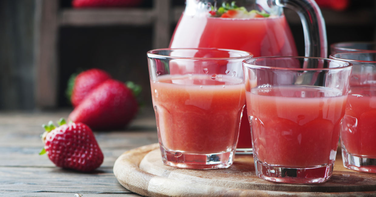 喝草莓汁从中受益。