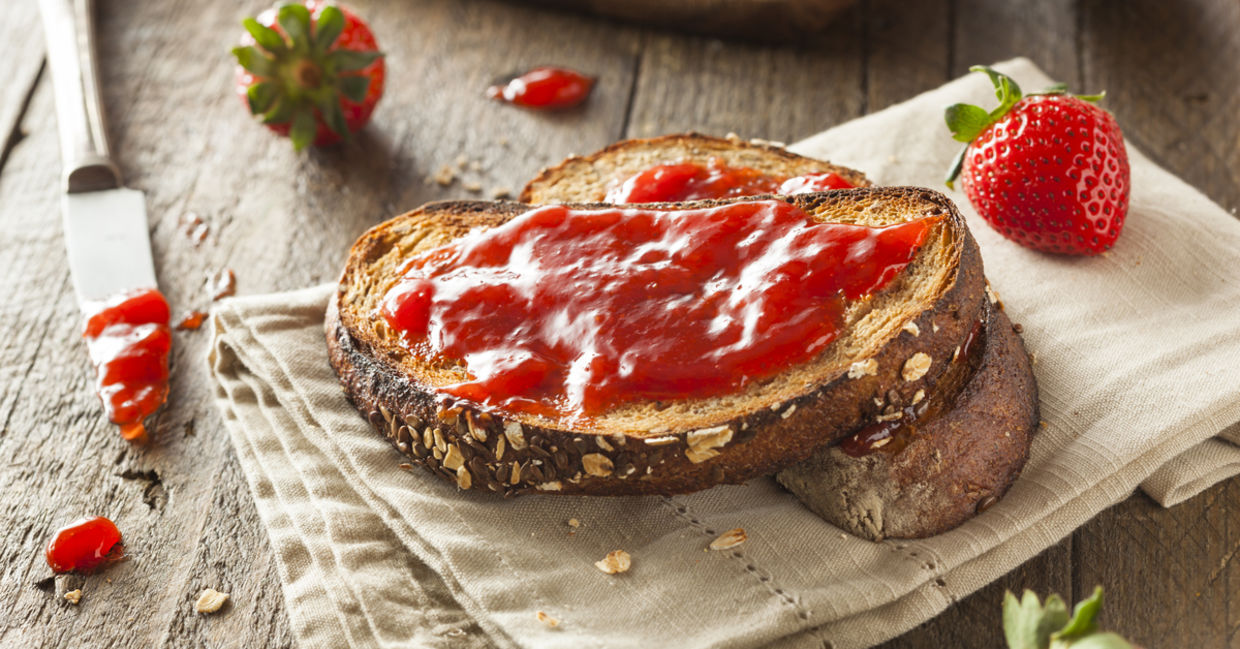 草莓蜜饯全麦面包上的纤维。