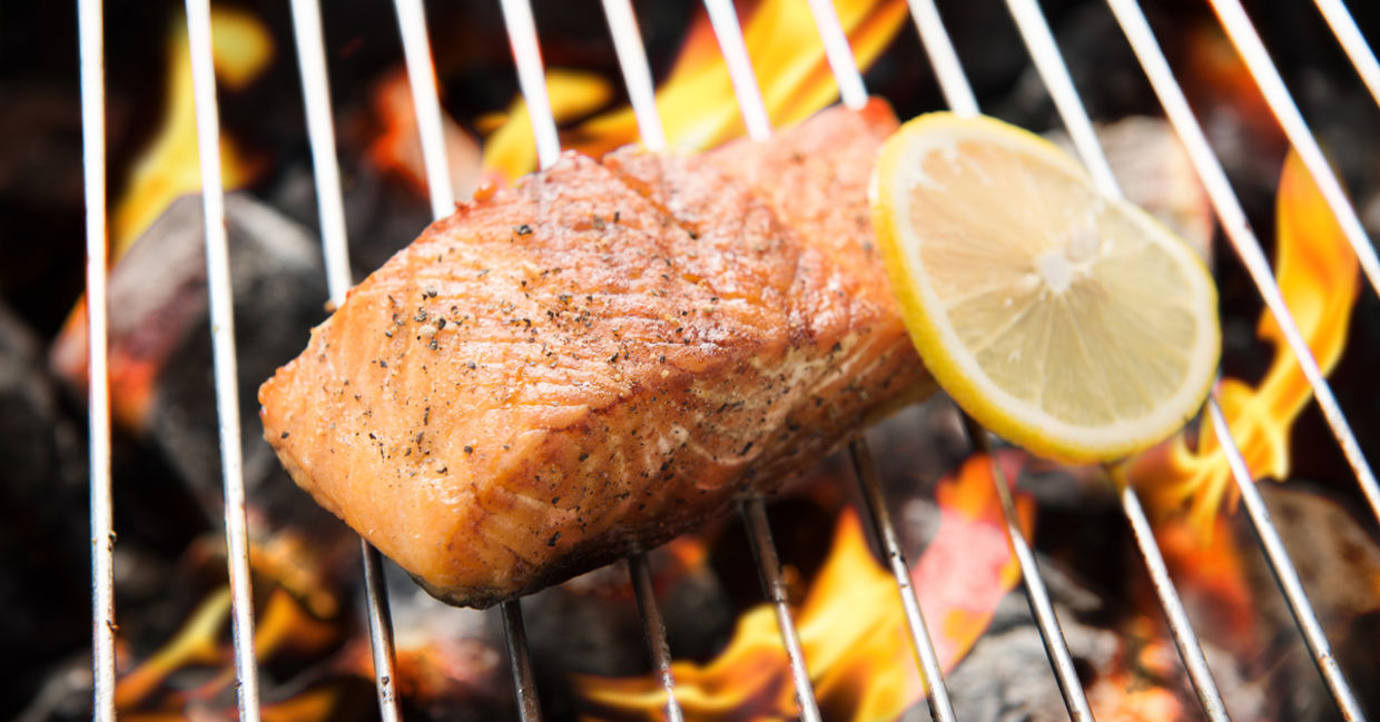 烤鲑鱼是一种健康的夏季菜。