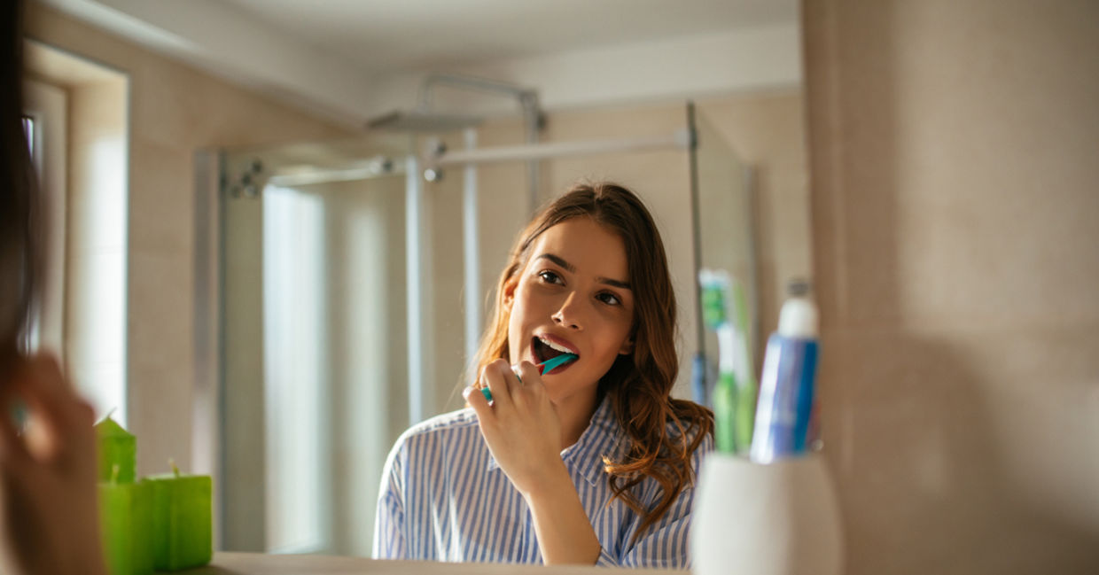 年轻的女人刷牙