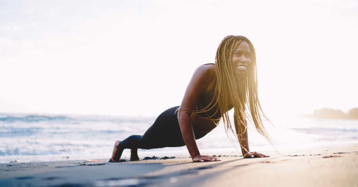 一个微笑的女人在沙滩上姿势。