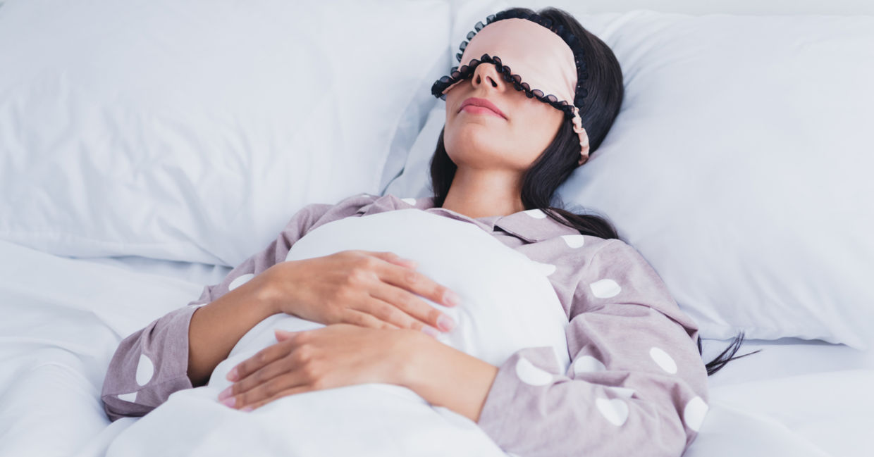 一个戴着眼膜的女人正在睡觉。
