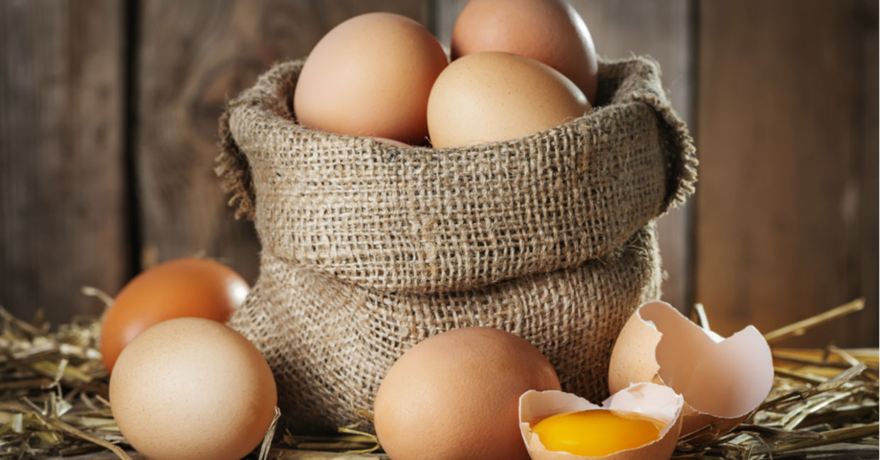 一篮子有机鸡蛋新鲜从农场。