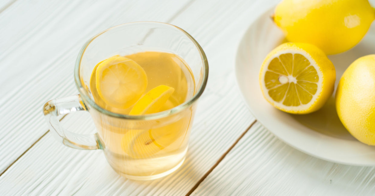 热柠檬水充满健康。