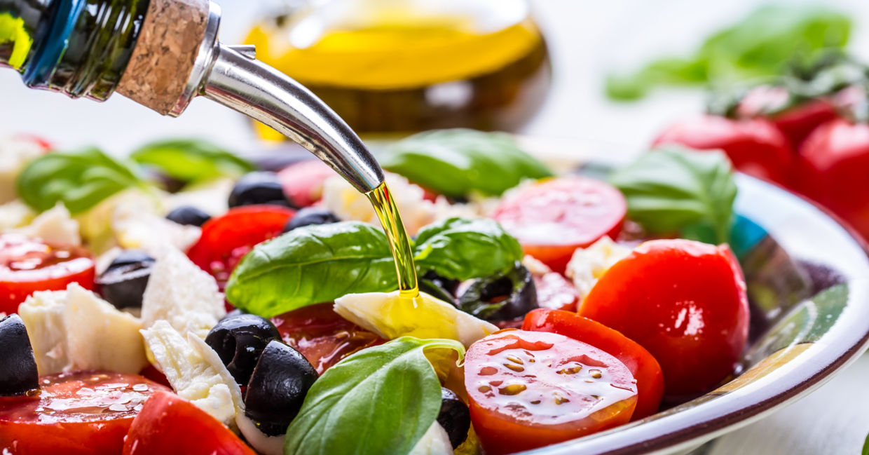 健康的橄榄油在新鲜的蔬菜沙拉。