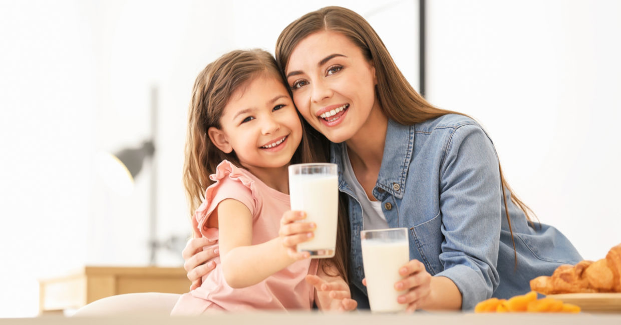 一个母亲和女儿享受素食牛奶。