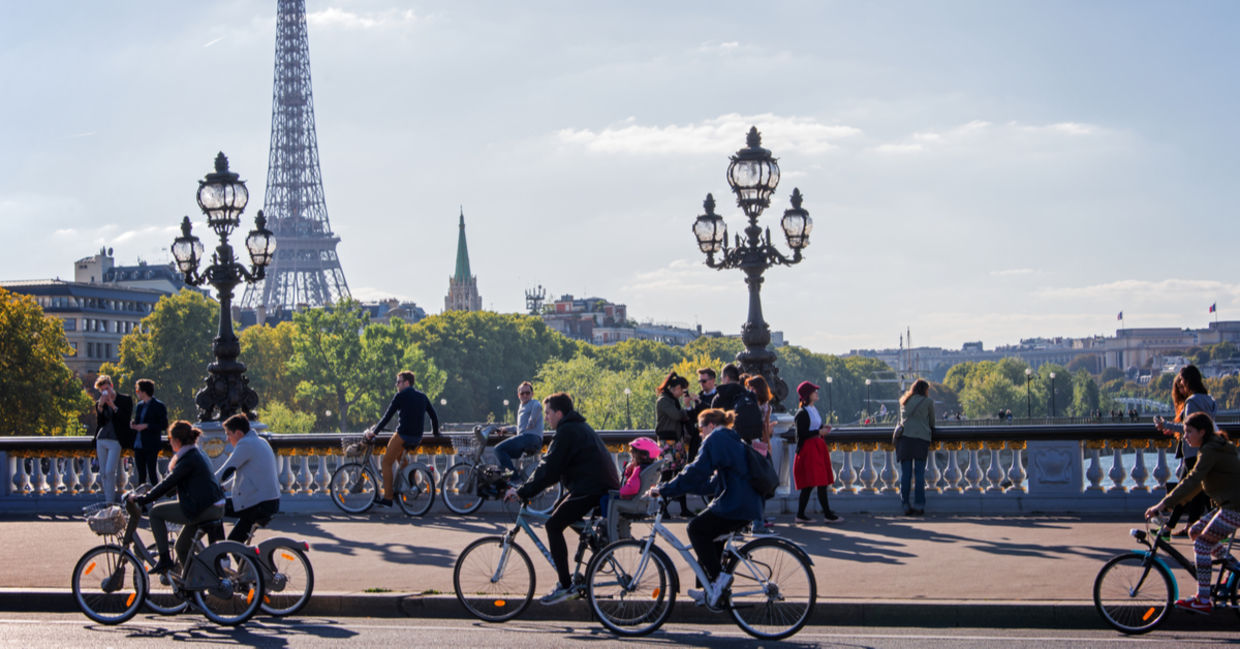 巴黎人骑自行车在一年一度的汽车天。