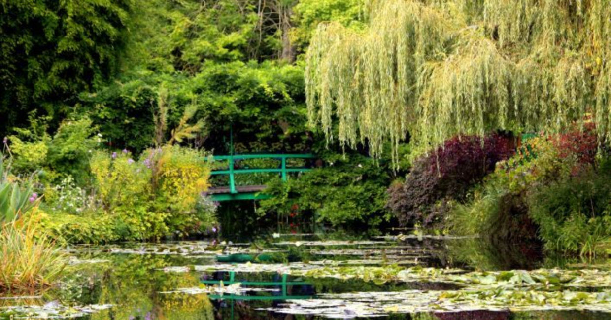反射在荷兰池塘的偶象绿色日本桥梁在克劳德·莫奈的吉维尼，诺曼底，法国