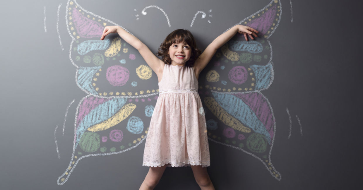 有在她后的一只白垩蝴蝶的小女孩，正面变化和创造性的一个标志。
