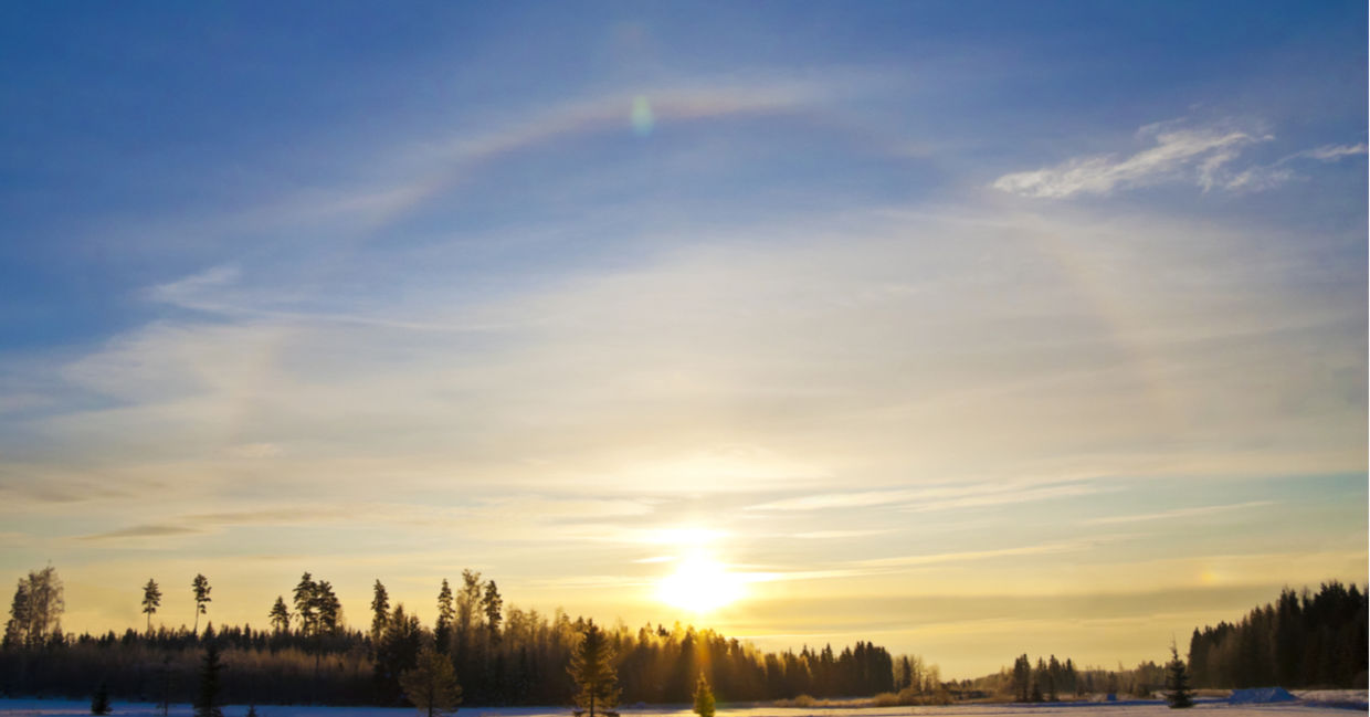在阳光明媚的冬日，格洛丽奥尔围绕着阳光。