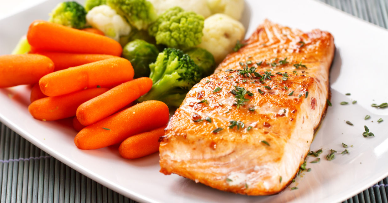吃健康的烤鱼和蔬菜。