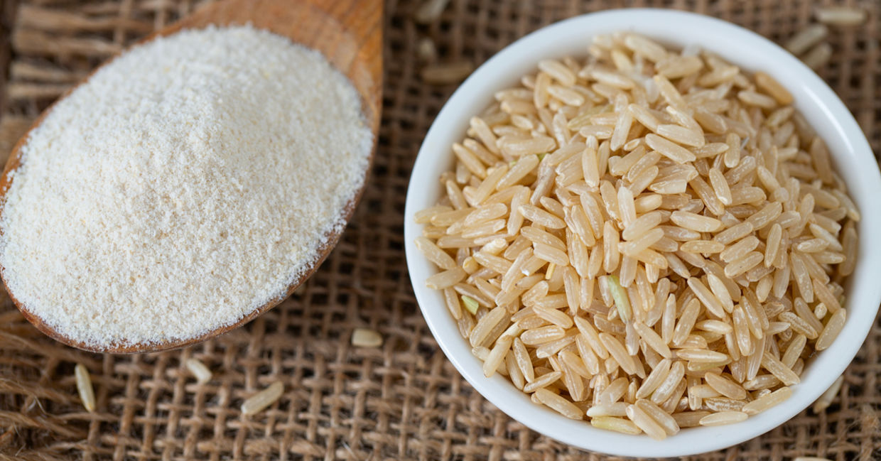 一汤匙无麸质的糙米粉米饭旁边一碗糙米。