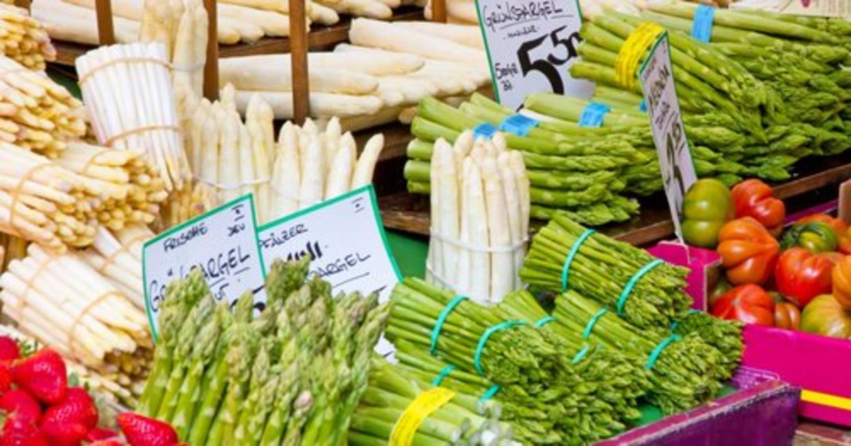 绿色和白色芦笋在农贸市场上展出。