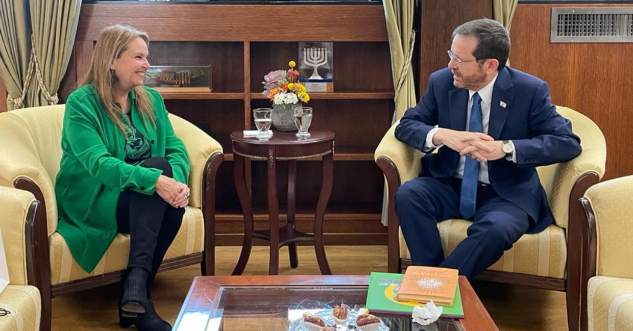莎莉·阿里森（Shari Arison）于16年前发起了善行，与以色列总统艾萨克·赫尔佐格（Isaac Herzog）会面