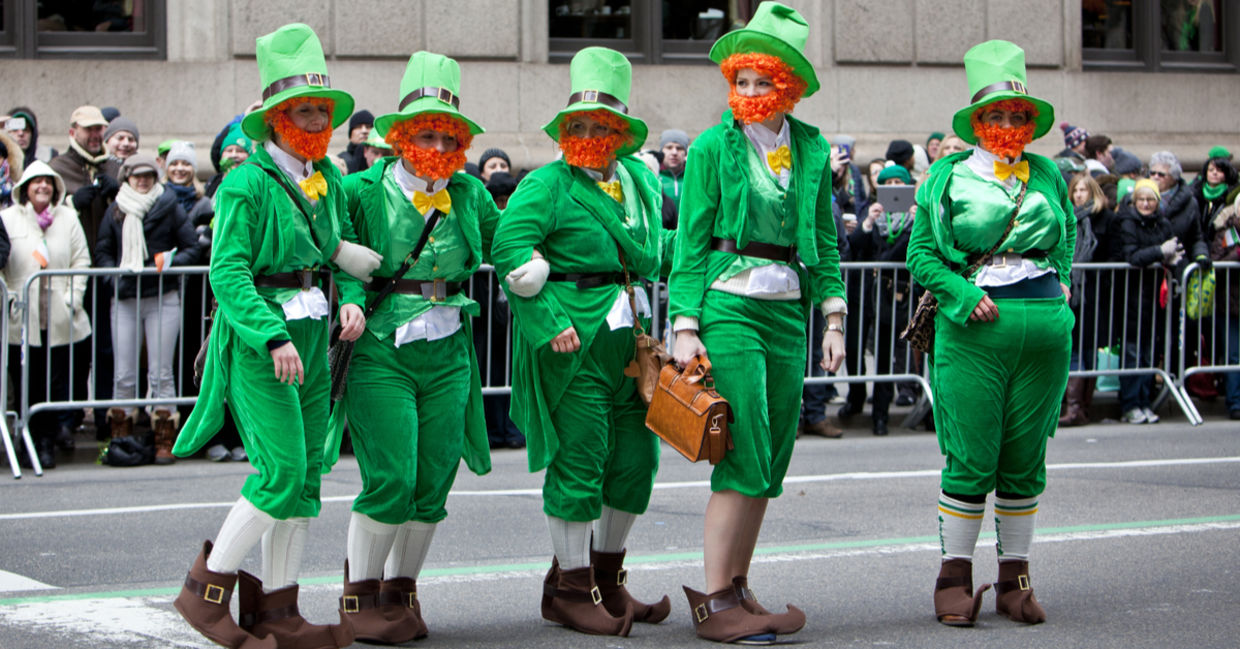在纽约市的St.Patrick的日游行中装扮成绿色妖精。