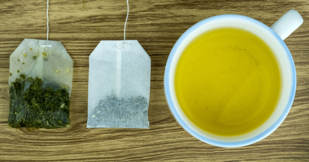 这里显示的一杯冷却的绿茶或茶叶，制作出色的天然植物肥料。