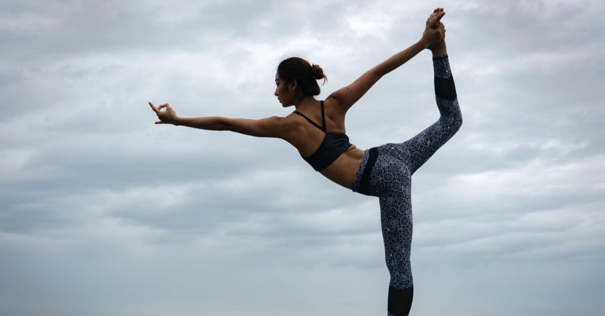 在这个瑜伽姿势中平衡您的根脉轮。