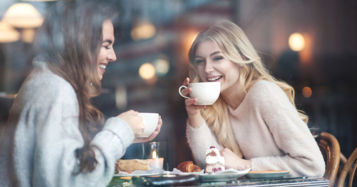 两个女友在咖啡馆里连接咖啡，在咖啡馆里度过了盖泽利格。