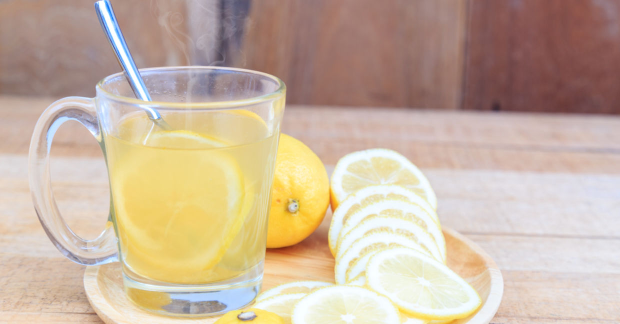 喝治愈热柠檬水以保持健康。
