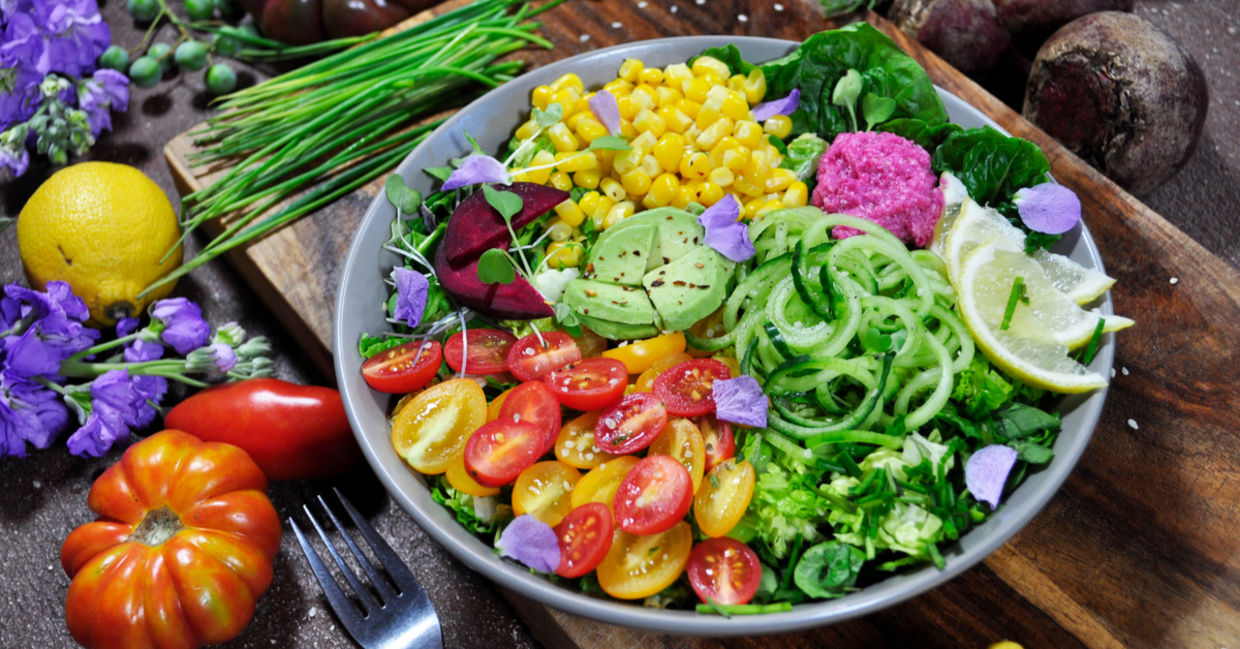 彩虹沙拉展示了基于植物的食物。