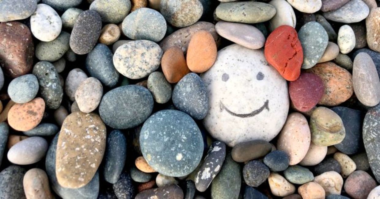 石头带有彩绘的微笑，以说明善良。
