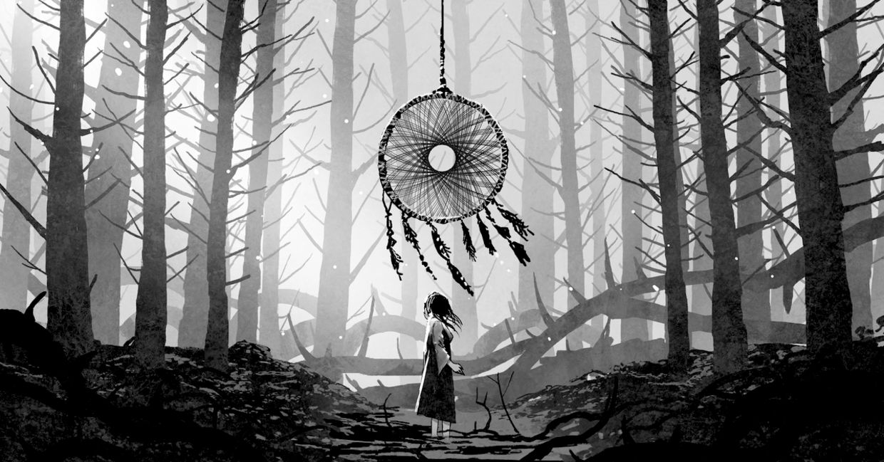 女人站着看着一个梦幻般的人，挂在森林中的树木上。